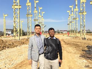 Bangladéšští zákazníci přicházejí navštívit novou továrnu, kterou stavíme