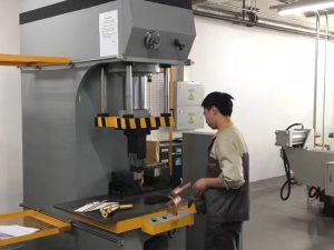 Japonský klient testování hydraulického lisu v naší továrně