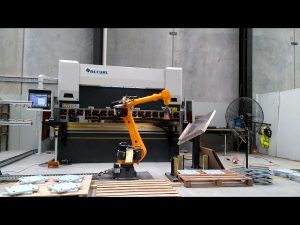 Robotická CNC lisová brzda pro robotický ohýbací systém