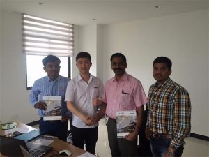 Zákazníci Srí Lanky diskutují o technologii s panem Thajem v naší kanceláři