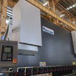 CNC NC automatická elektrická hydraulická vodorovná přípojnice ocelová plechová řezací a ohýbačka lisová brzda stroj cena za prodej